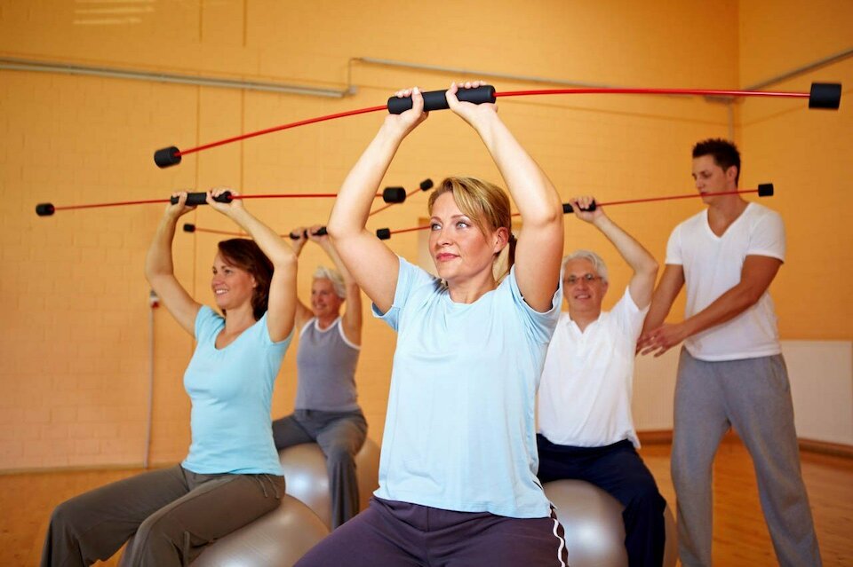Fitnessübungen mit Schwingstäben